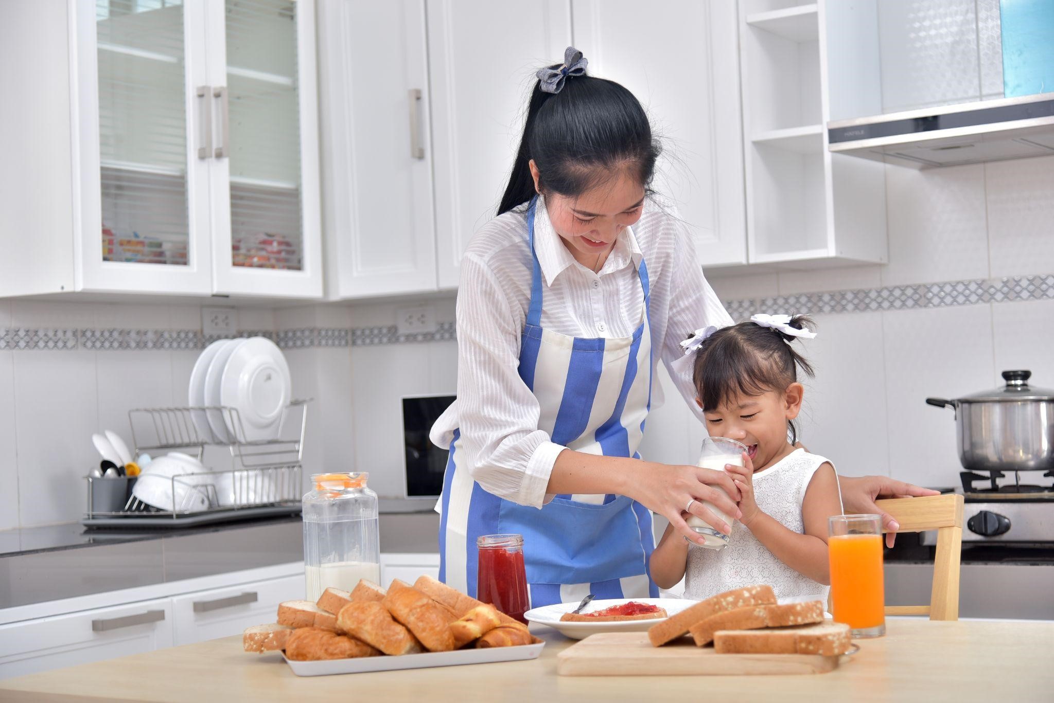 Sering Diabaikan, Ketahui Manfaat Sarapan untuk Si Kecil